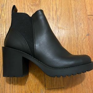 Size 6 Short black bootie $10 tonight only